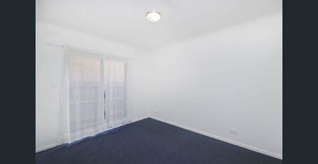 GROUND FLOOR APARTMENT IN THE HEART OF SEDDON! - Photo 2