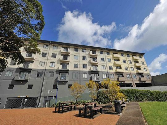 Superb one bedroom with carpark! - Photo 1