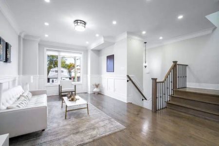 Toronto Furnished Detached Home for Rent - Elegant 4 Bedroom with Private Garden and Garage plus Fireplace - Photo 2