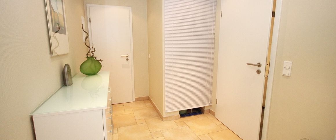 Exklusive möblierte Souterrain-Wohnung mit Terrasse in ruhiger Lage - Photo 1