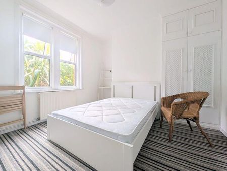 1 bedroom in a house share to rent - Photo 2