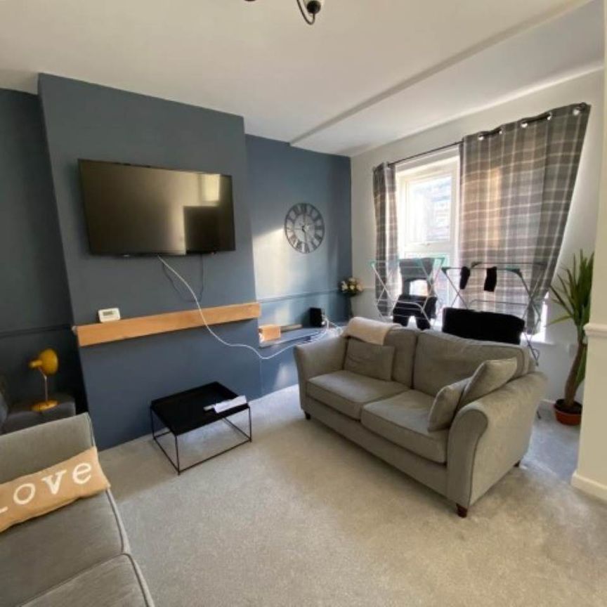 Salisbury View (Room 4), Armley, Leeds - Photo 1