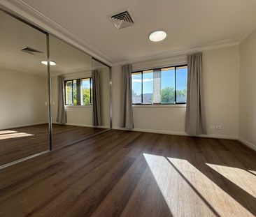 Spacious Freshly Renovated Townhouse - Photo 2