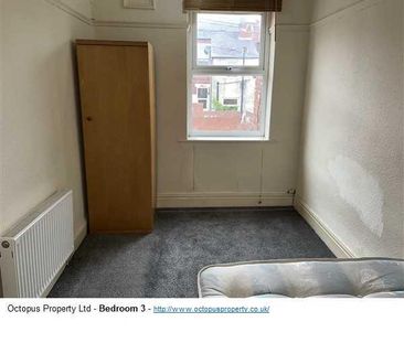 3 bedroom flat to rent - Photo 4