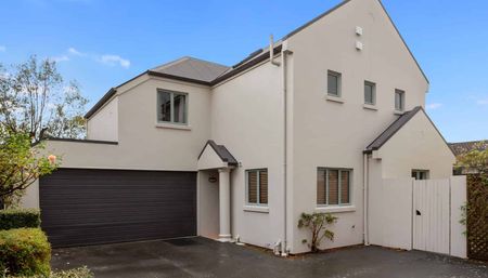 Standalone 3-bedroom Townhouse with Double Garage - Photo 5