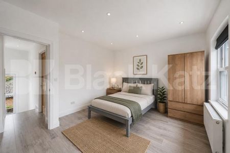 Stunning Six Bedroom House with Three Bathrooms & Private Garden - Photo 5
