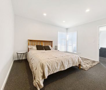 Welcome to 98a Woodman Drive in Tawa. - Photo 4