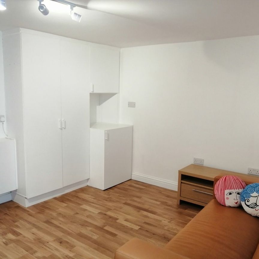 Studio Flat, Mercia Grove, SE13 - Photo 1