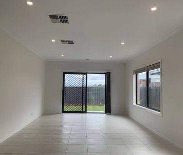 Lovely Family Home in Tarneit - Photo 4