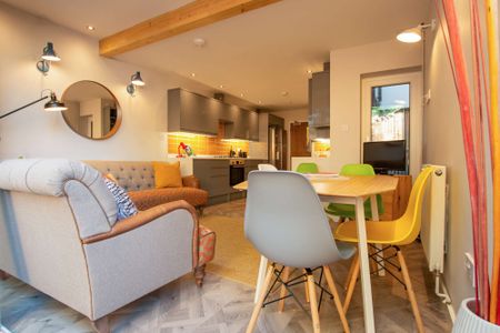 Fully remodelled to the highest specification! - Photo 5