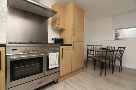 3 Bedroom Mid Terraced House - Photo 3