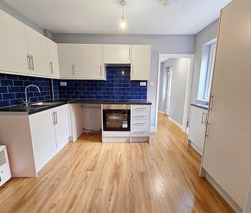 4 bedroom end of terrace house to rent - Photo 5