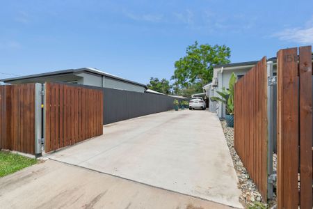 NEAT AS A PIN! CUTE COTTAGE IN BEACH LOCALE! - Photo 4