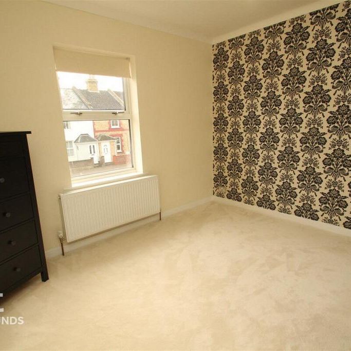 2 bedroom end of terrace house to rent - Photo 1