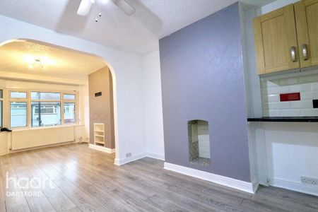 3 bedroom semi-detached house to rent - Photo 4