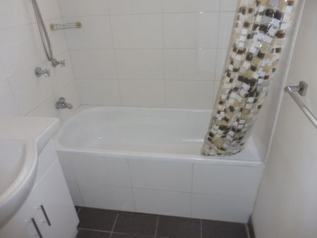 PERFECTLY POSITIONED AND GENEROUSLY SIZED 3 BEDROOM APARTMENT - Photo 3