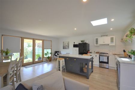 FULLY FURNISHED - CONTACT AGENT FOR AVAILABILITY!! - Photo 2