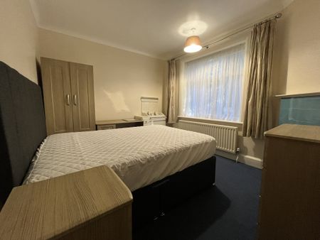 4 bed flat to rent in Gervis Road, Bournemouth, BH1 - Photo 5