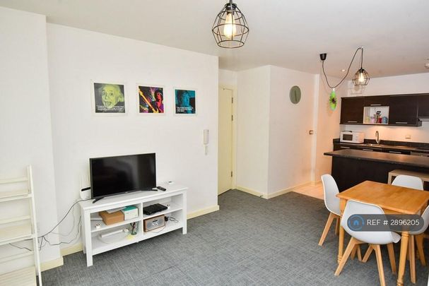 2 bedroom flat to rent - Photo 1