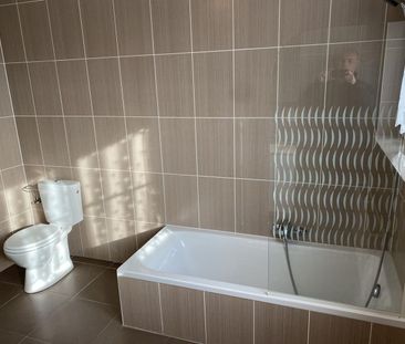 Recente, ruime 3-gevel woning, ideaal gelegen nabij het centrum van... - Foto 1