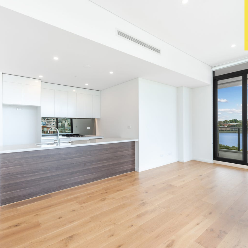 Modern Waterfront Apartment with Breathtaking Views - Photo 1