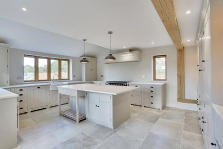 5 bedroom detached house to rent - Photo 2