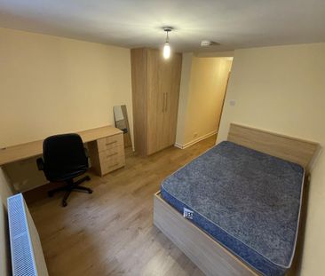 5 bedroom semi-detached house to rent - Photo 4