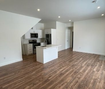 4-38 Thomson, 2 bed Main level Barrie | $2250 per month | Plus Heat | Plus Hydro - Photo 5