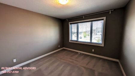 SPACIOUS 3 BED, 2.5 BATH, 2 STOREY SF HOME & DBL ATTACHED GARAGE IN THE COMMUNITY OF EVANSTON - Photo 3