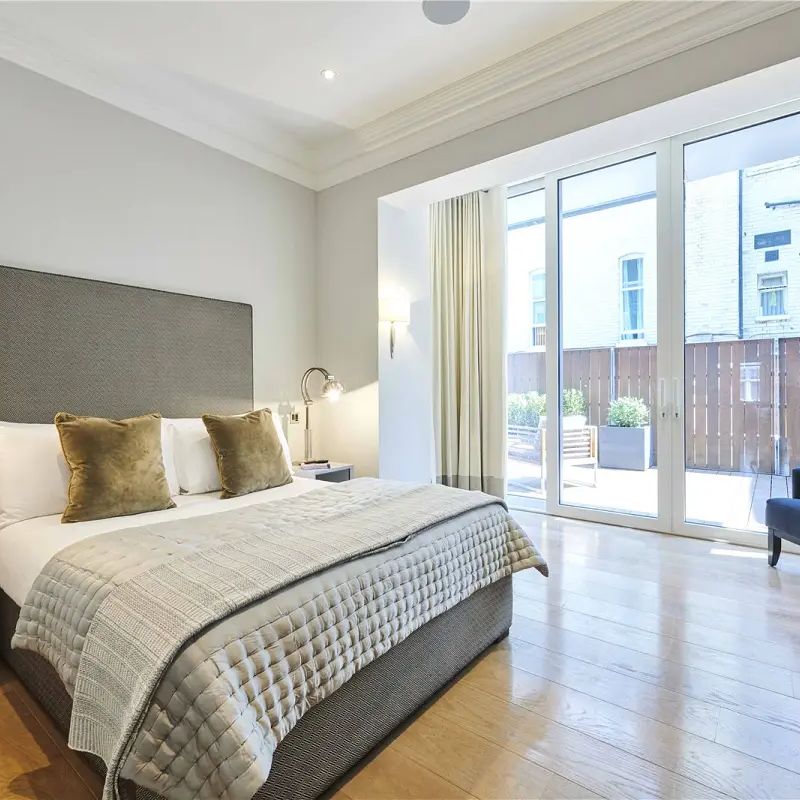 3 bedroom flat in Mayfair - Photo 1