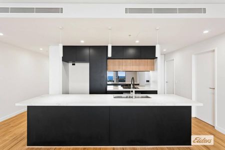 Stunning 9th Floor Apartment with Breathtaking Views in the Heart of Wollongong - Photo 4