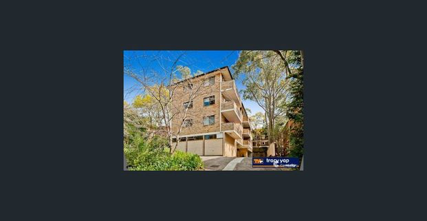 One -bedroom unit in a fantastic location. - Photo 1