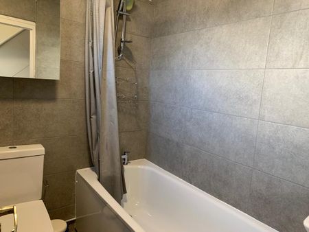 1 bedroom in a house share to rent - Photo 2