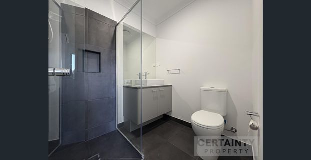 Brand new co-living property in the Heart of Clyde North Ensuited room Available now! - Photo 1