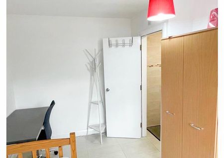 1 bedroom in a house share to rent - Photo 4