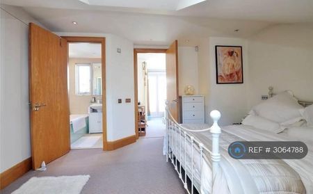 3 bedroom flat to rent - Photo 4
