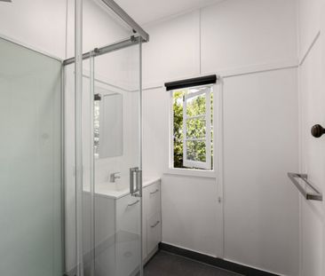 Charming Leafy Cottage in Prime Taringa Location - Photo 2