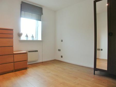 2 bedroom Flat To Let - Photo 3