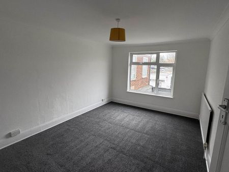 3 bedroom flat to rent - Photo 2