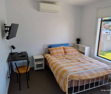 SHARE HOUSE - Bedroom available - Fully furnished with all bills in... - Photo 2