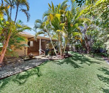 “Spacious Family Home with Multiple Living Areas & Outdoor Entertai... - Photo 3