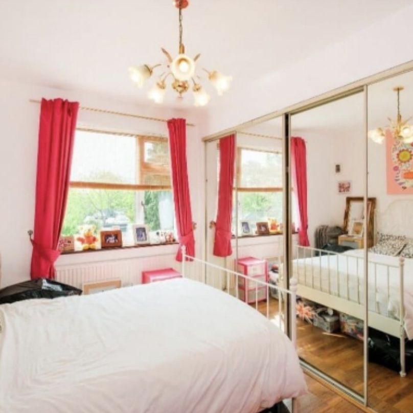 3 Bed Detached House, London, IG2 - Photo 1