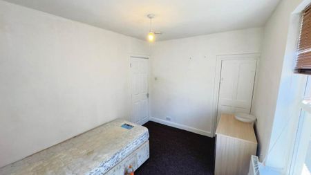 4 bedroom semi-detached house to rent - Photo 3