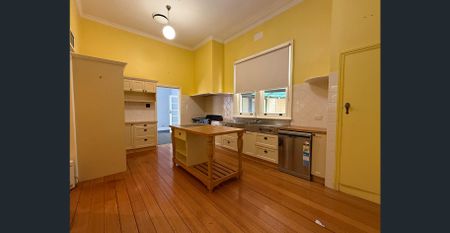 Spacious Home with 5 Bedrooms & Multiple Living Areas - Photo 5