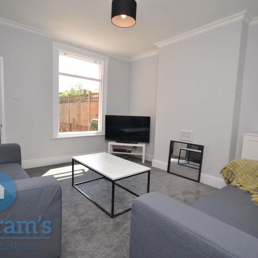 4 bed Mid Terraced House for Rent - Photo 1