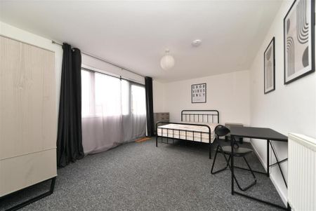 1 bedroom in a house share to rent - Photo 2
