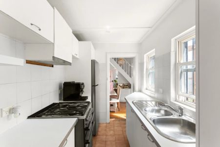 Character-Filled & Lovable Two-Bedroom Paddington Terrace - Photo 5