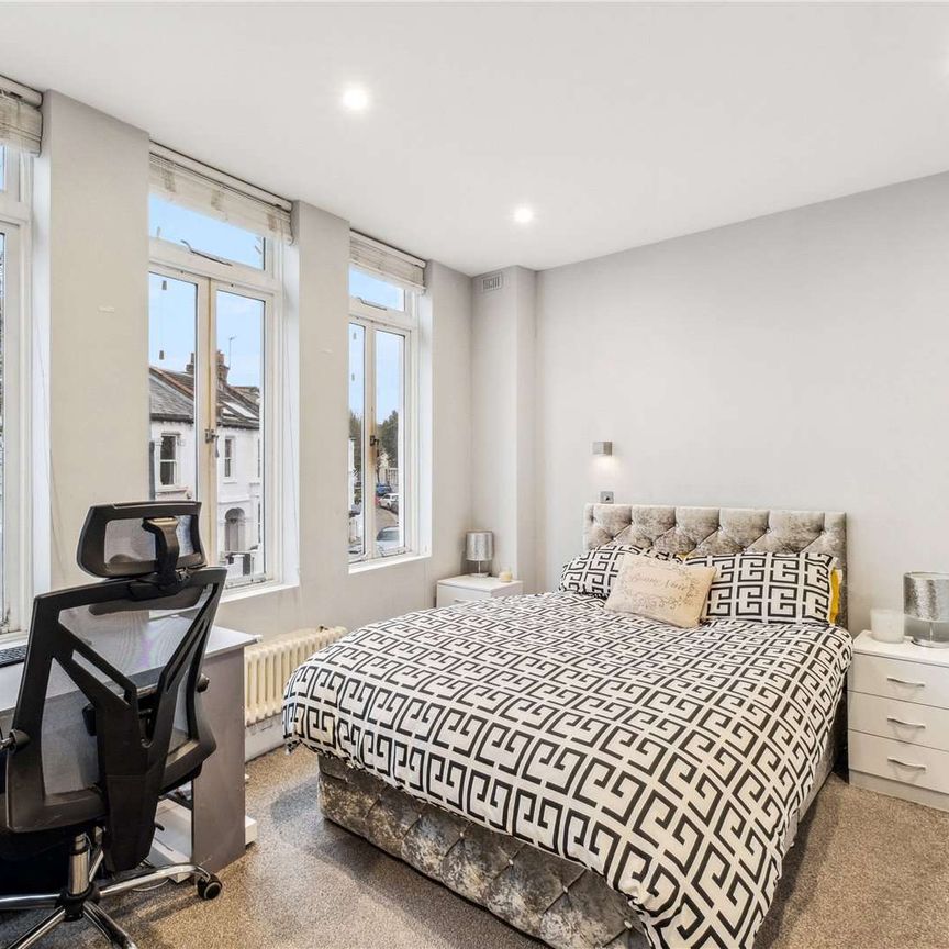 A beautifully presented three bedroom flat on quite residential street in Sands End - Photo 1