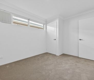 Brand new home waiting for it's first family - Photo 5