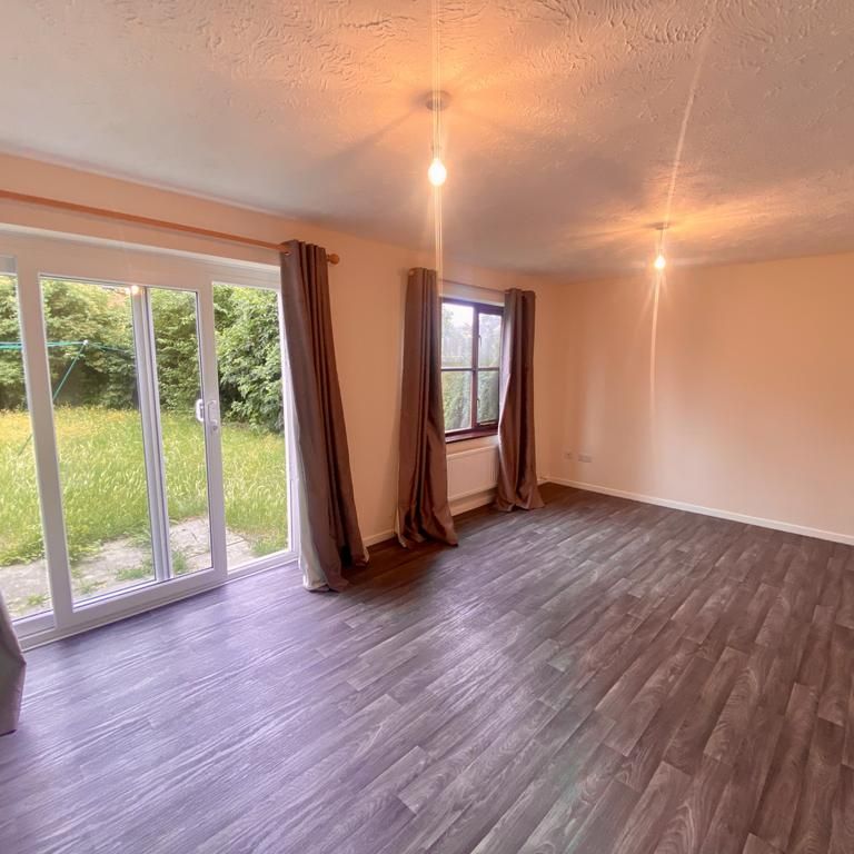 4 bedroom semi-detached house to rent - Photo 1
